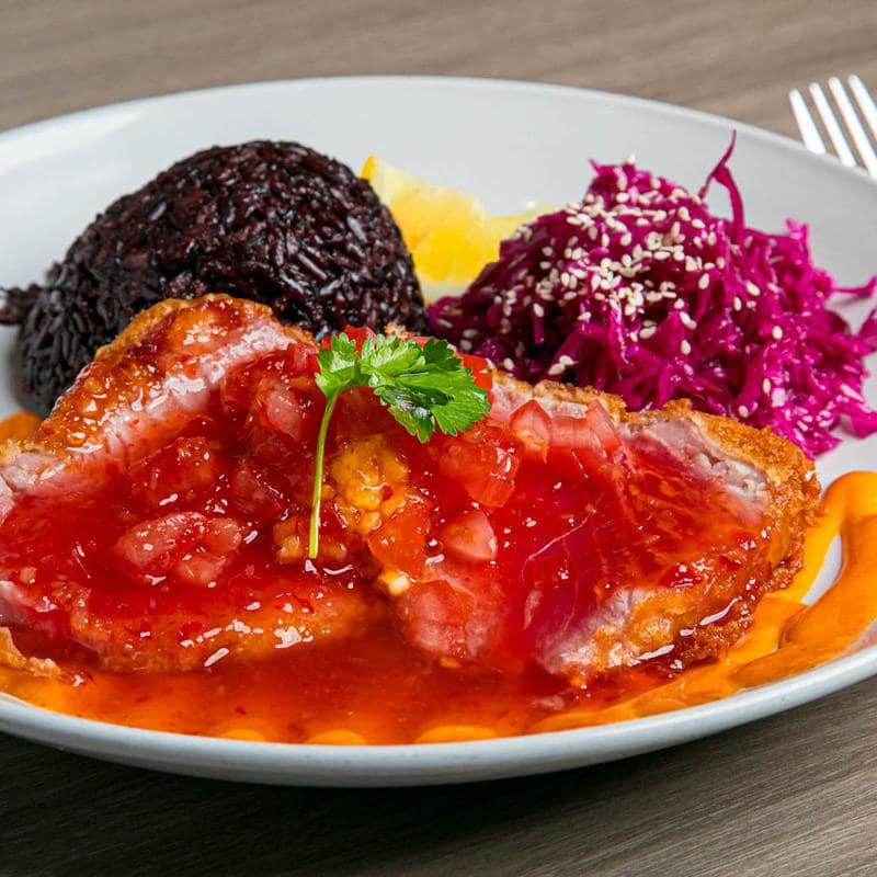 Crispy tuna steak with mango salsa and Japanese red cabbage